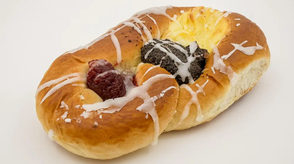 Ile kalorii ma drożdżówka z serem? Wartości i właściwości