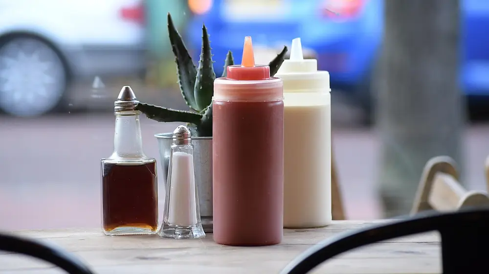 Ile kalorii ma majonez? Wartości odżywcze i alternatywy