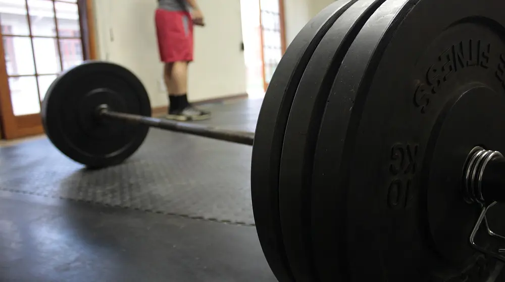 Martwy ciąg krok po kroku – Jak robić to ćwiczenie bezpiecznie i skutecznie