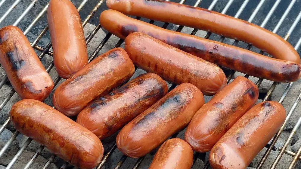 Ile kalorii ma kiełbasa? Wartości i porady