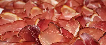 Szynka po terminie: czy można jeść hermetycznie pakowaną?