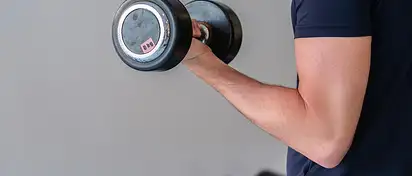 Plan treningowy na rzeźbę: Ćwiczenia i wskazówki