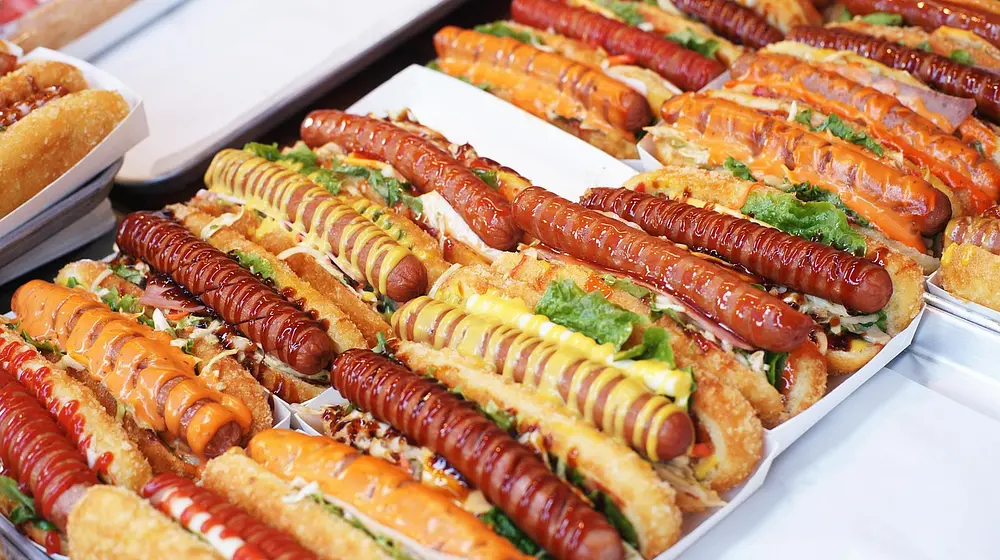 Ile kalorii ma hot dog? Wartości i zdrowie