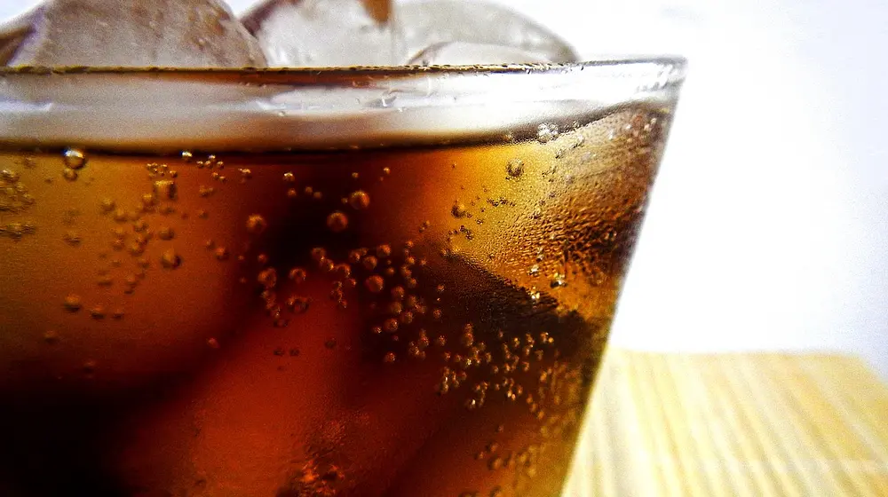 Ile kalorii ma Cola Zero? Fakty i mity o napoju bez cukru