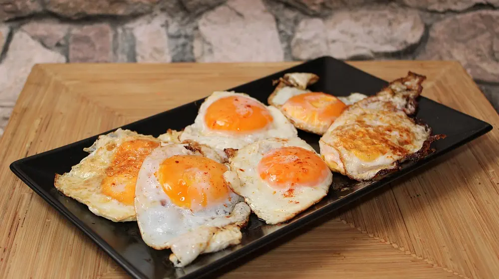 Ile kalorii ma jajko smażone? Kompleksowy przewodnik po wartościach odżywczych i diecie