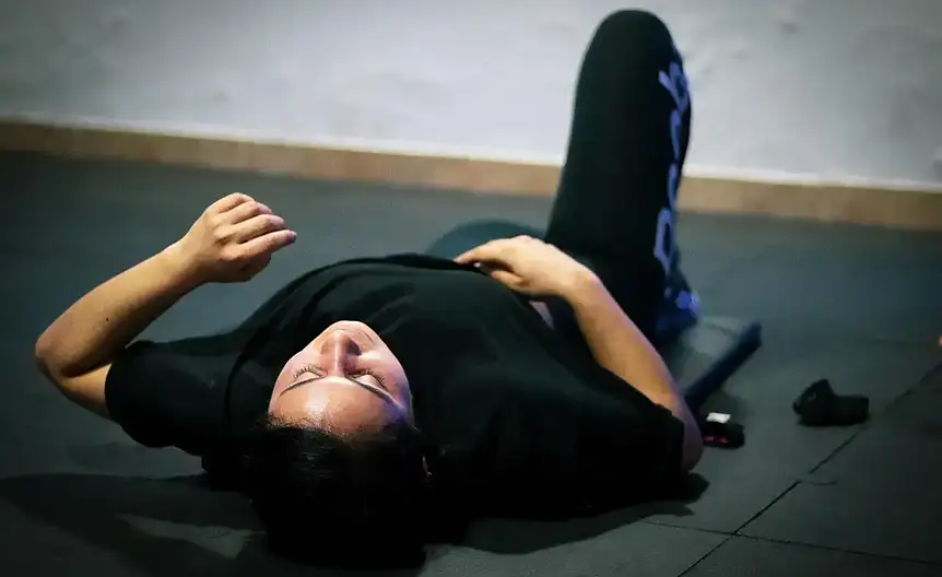 Osoba wykonujaca cwiczenia na miesnie brzucha