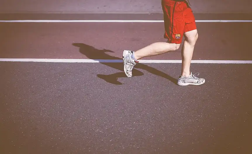 Osoba wykonująca rozgrzewkę przed treningiem