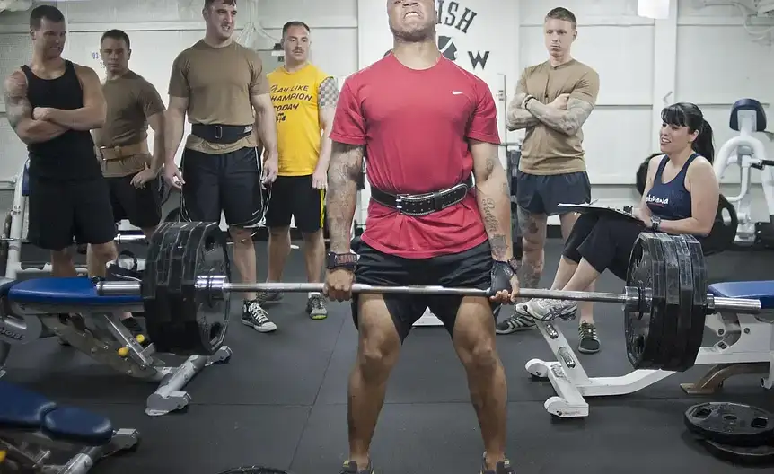 Różnorodne ćwiczenia angażujące różne grupy mięśniowe