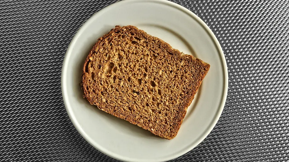Ile kalorii ma kromka chleba? Wartości odżywcze i wpływ na dietę