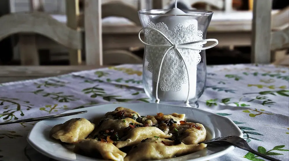 Ile kalorii mają pierogi z mięsem? Wartości odżywcze i porady dietetyczne