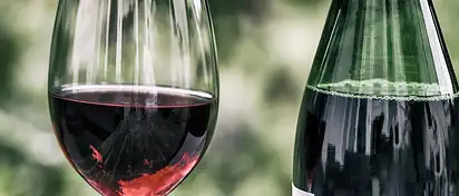 Ile kalorii ma butelka wina? Kaloryczność i porady dla diety