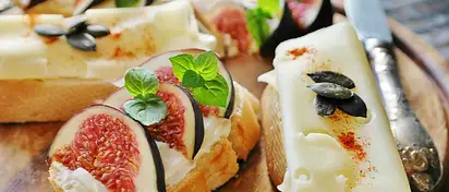 Ile kalorii ma serek wiejski? Sprawdź!