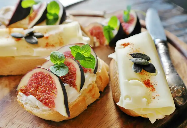 Ile kalorii ma serek wiejski? Sprawdź!