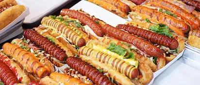 Ile kalorii ma hot dog? Sprawdź fakty