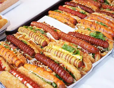 Ile kalorii ma hot dog? Sprawdź fakty