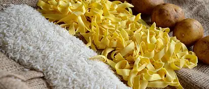 Ryż czy ziemniaki - co bardziej tuczy? Porównanie