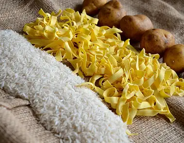 Ryż czy ziemniaki - co bardziej tuczy? Porównanie