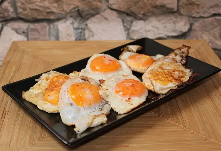 Ile kalorii ma jajko smażone? Wartości odżywcze i porady