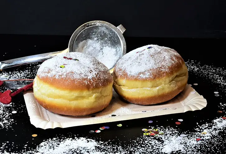 Ile kalorii ma pączek? Fakty 2025