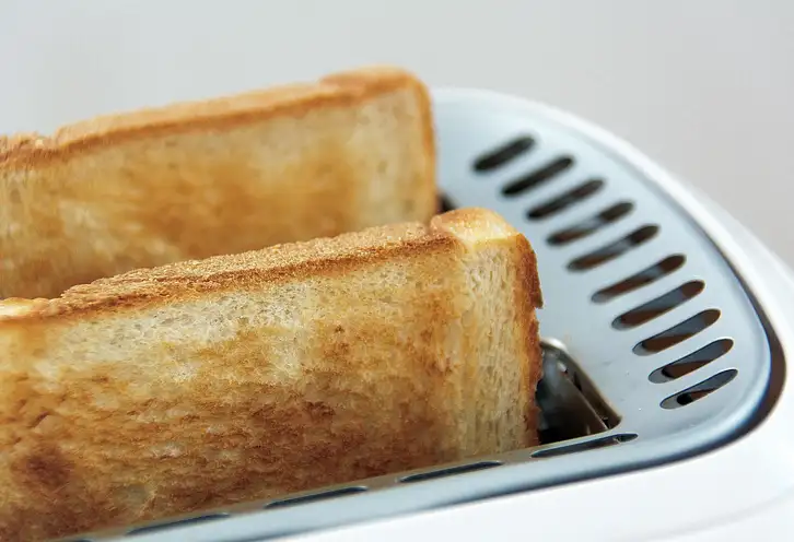 Ile kalorii mają tosty z serem? Sprawdź!