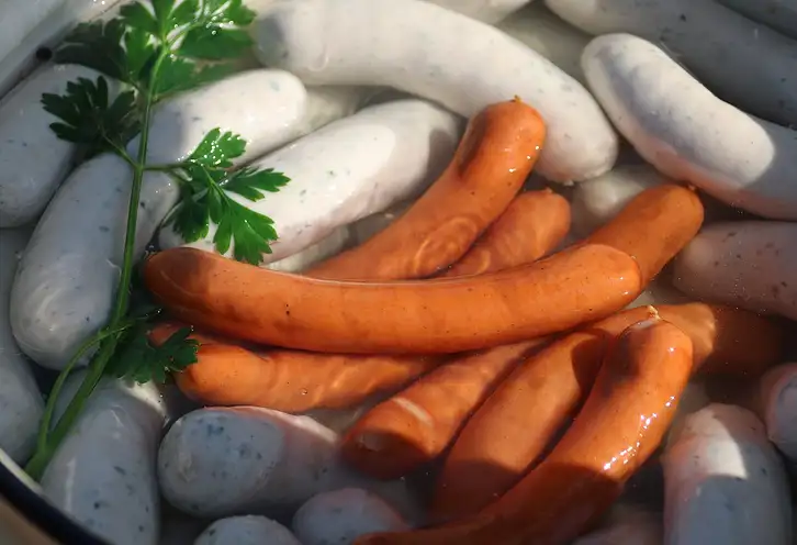 Ile kalorii mają parówki? Sprawdź wartości!