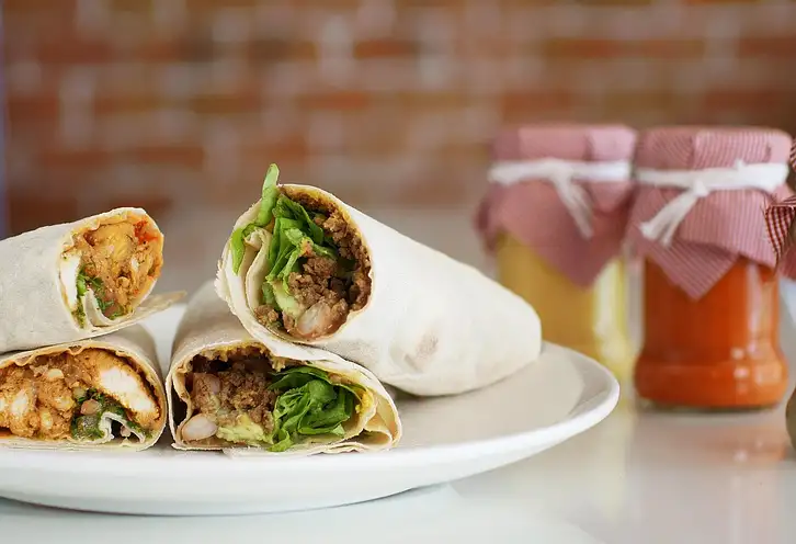 Ile kalorii ma kebab w tortilli? Sprawdź wartości