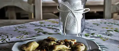 Ile kalorii mają pierogi z mięsem? Wartości i porady