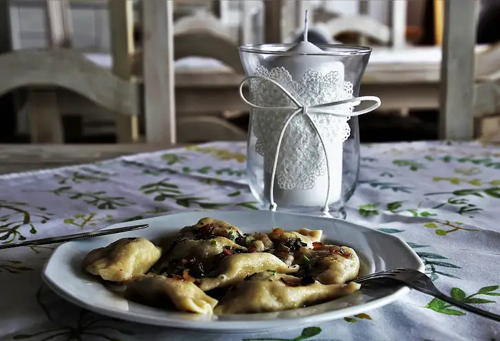 Ile kalorii mają pierogi z mięsem? Wartości i porady