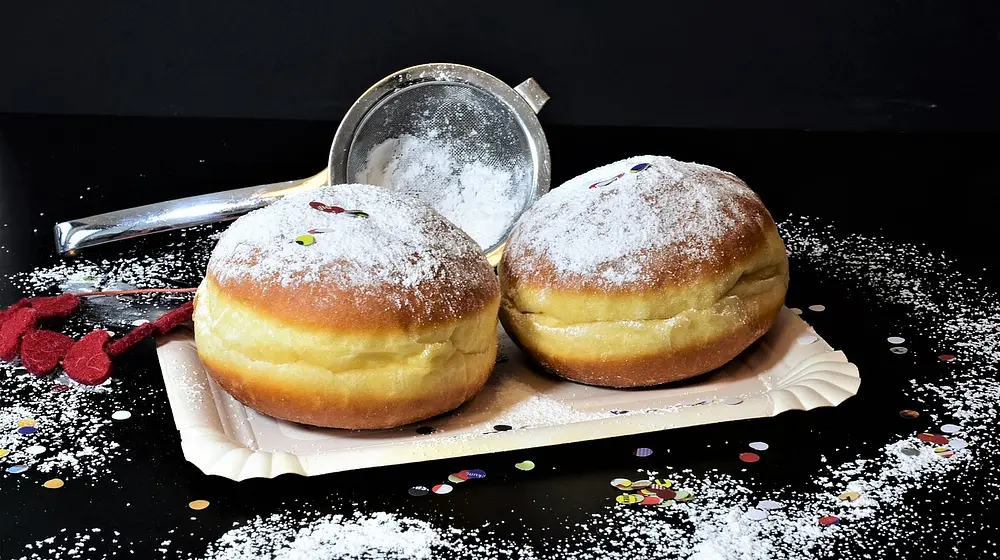 Ile kalorii ma pączek? Wartości odżywcze i wpływ na dietę