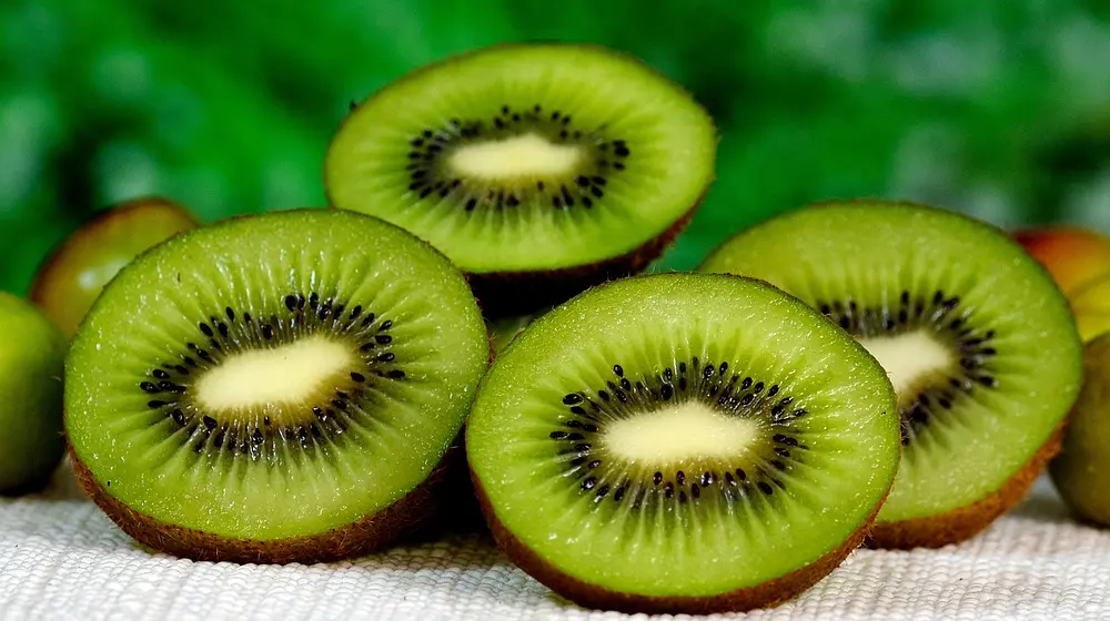 Ile kalorii ma kiwi? Wartości odżywcze i korzyści zdrowotne