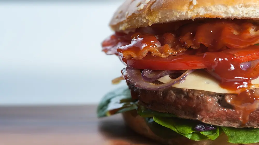 Ile kalorii ma burger? Kompleksowy przewodnik po wartościach odżywczych i diecie