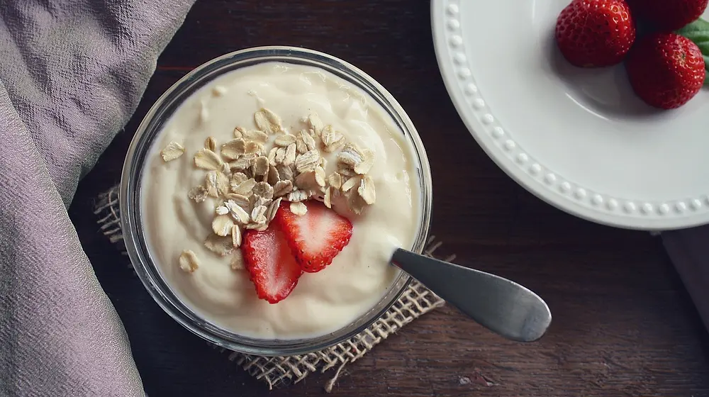 Czy jogurt grecki tuczy? Fakty i mity o popularnym produkcie