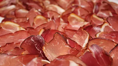 Szynka hermetycznie pakowana po terminie – czy można jeść?